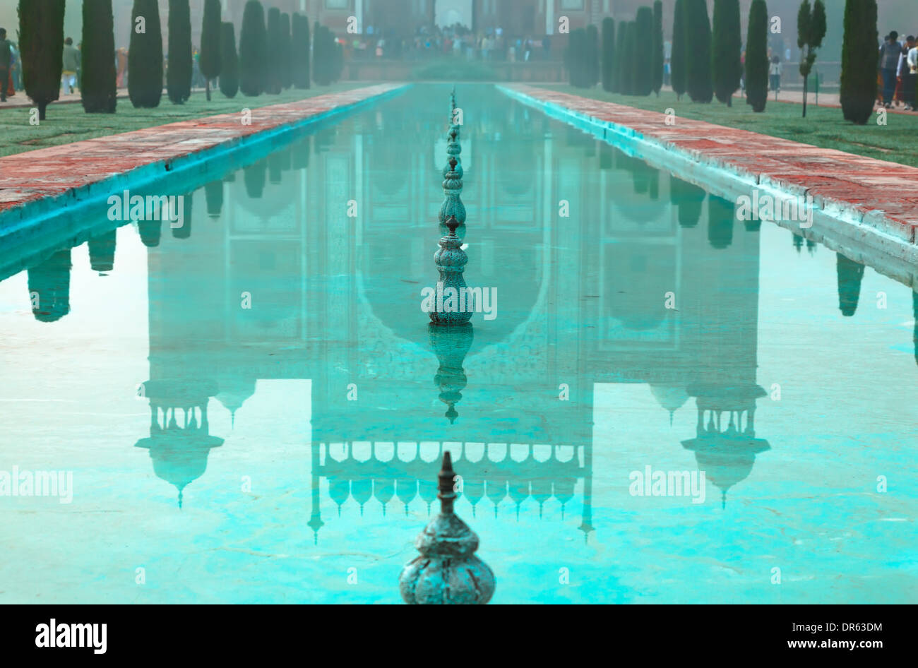 Reflet de la grande porte (Darwaza-i rauza) dans Taj Mahal complexe architectural Banque D'Images