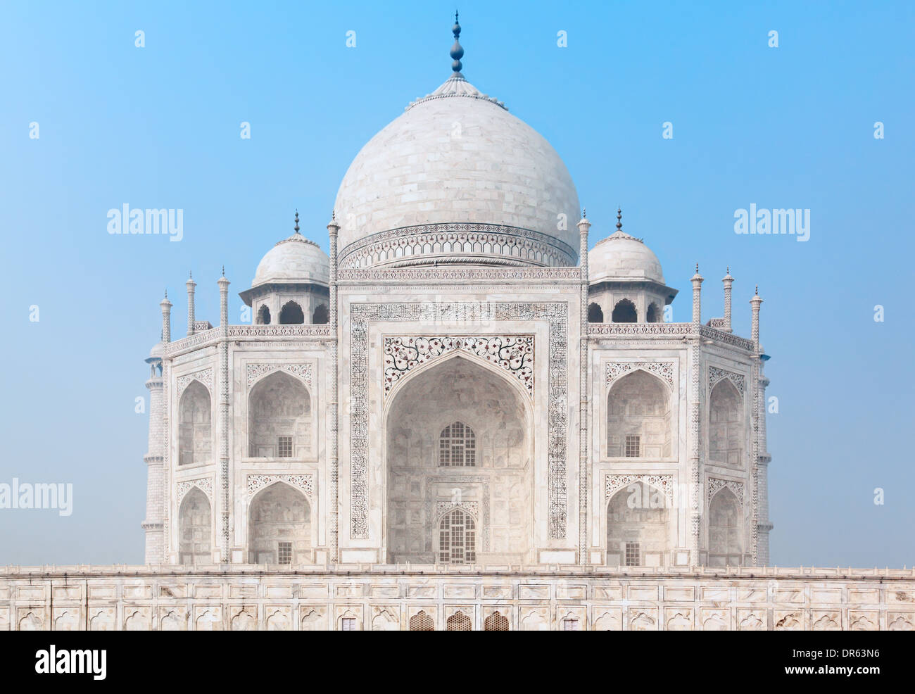 Taj Mahal en Inde sous le ciel bleu, vue avant Banque D'Images