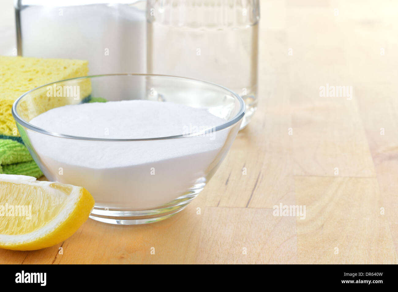 Nettoyants naturels respectueux de l'environnement. Le vinaigre, le bicarbonate de soude, le sel, le citron et le chiffon sur la table en bois. Nettoyage vert fait maison. Copier l'espace. Banque D'Images