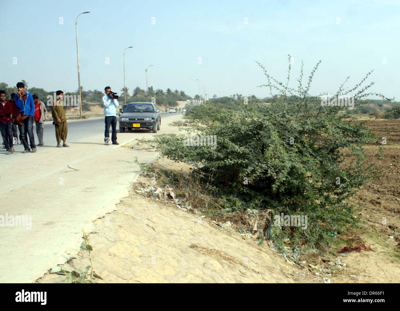 Rassembler les peuples sur le site après avoir trouvé les corps de trois personnes près d'un lieu de culte d'un saint soufi Shah Wilayat à Malir Karachi dans le Lundi, Janvier 20, 2014. La police trouva corps de trois personnes abandonnées dans une petite rivière près de culte d'un saint soufi, Shah Wilayat, dans Malir domaine. Ils ont dit que les victimes, qui n'ont pas pu être identifiés, ont été abattus après avoir été enlevés. Banque D'Images