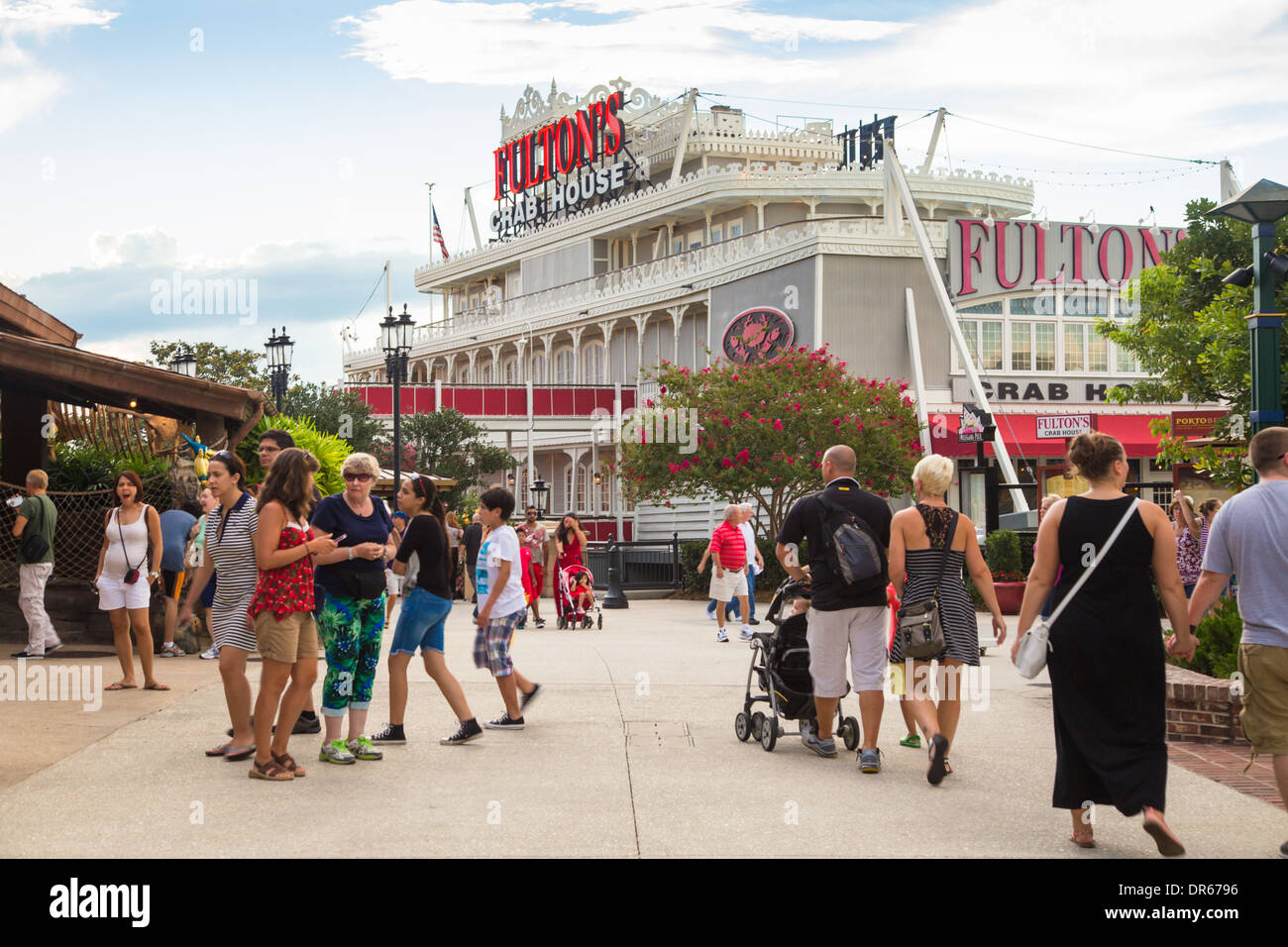 Avis des visiteurs dans le centre-ville de Disney Village à Orlando en Floride, le 3 septembre 2013 Banque D'Images