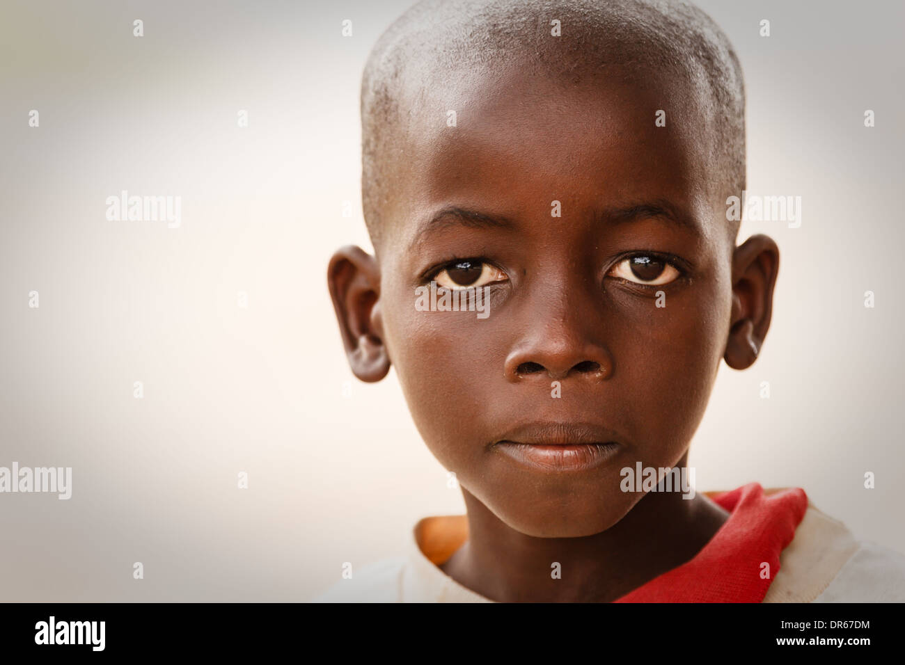 Portrait de visage de jeune garçon natif en chemise blanche à l'enclave de l'Okavango, Botswana, Africa Banque D'Images