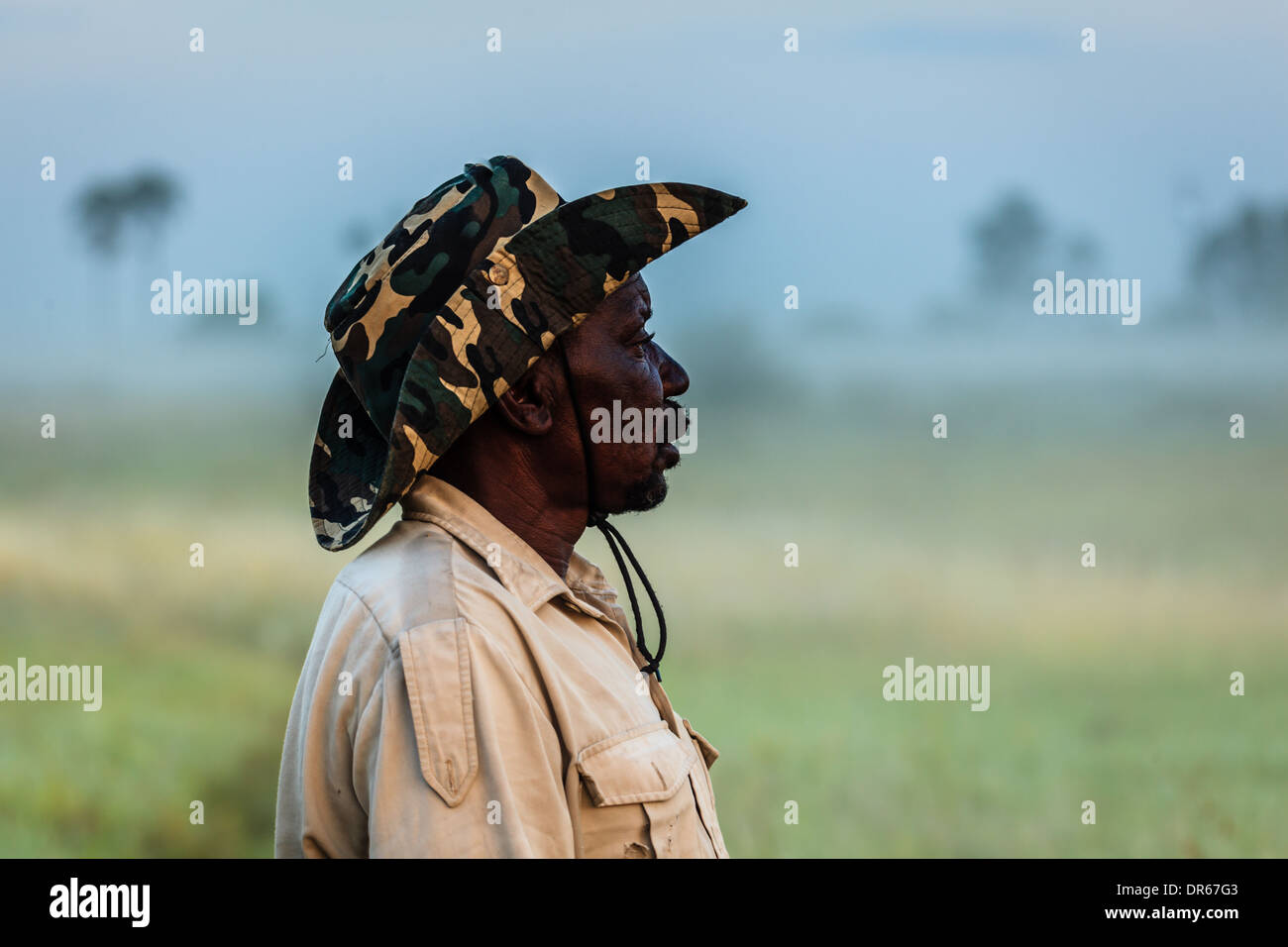 Profil de l'homme guide safari africain qui pose pour un portrait dans le Delta de l'Okavango, Botswana, Africa Banque D'Images