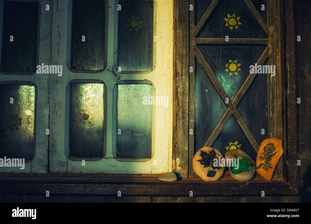 Lever du soleil coucher du soleil fenêtre pierres roches brun blanc feuilles grenouille sun Star x verre bois carrés en bois signe Banque D'Images