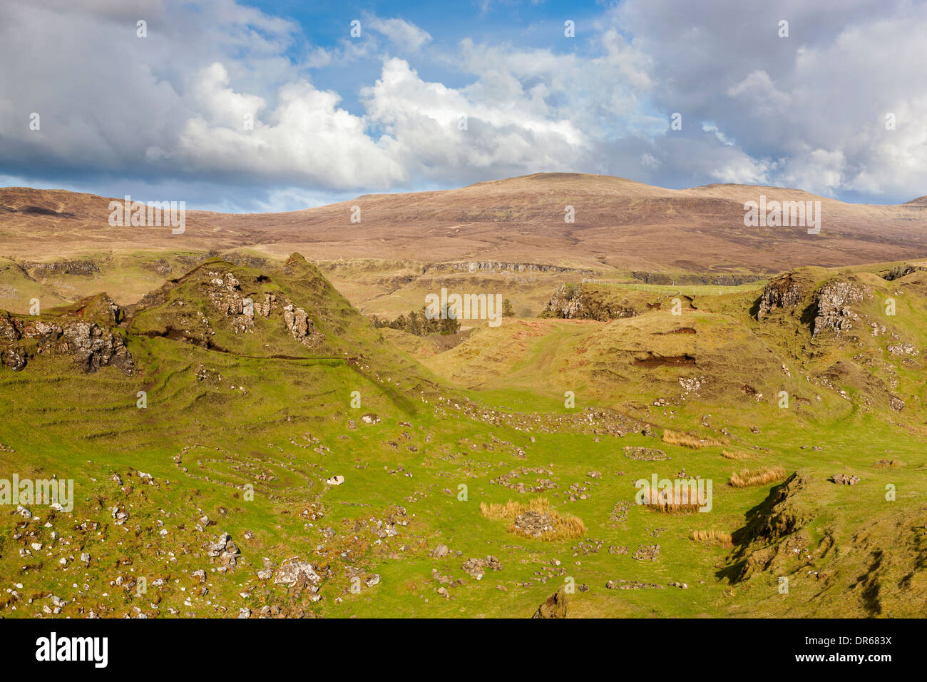 (La Fée) Faerie Glen près de l'UIG. Un étrange et merveilleux paysage miniature de Grassy, collines en forme de cône sur l'île de Skye. Banque D'Images