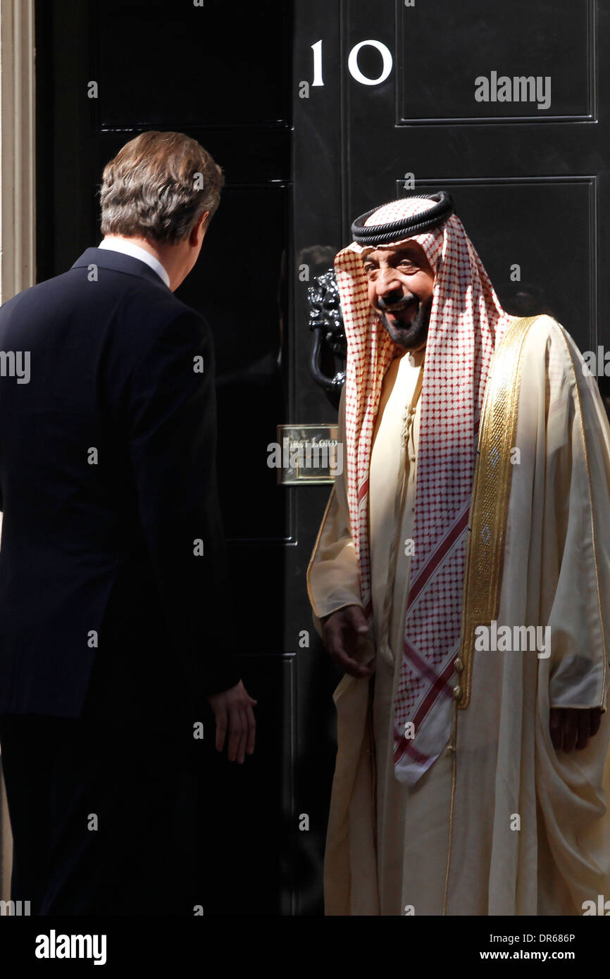 Emirats arabes unis (EAU) Le président Cheikh Khalifa Al-Nahyan (R) est accueilli par le Premier ministre britannique David Cameron (L) à 10 Banque D'Images