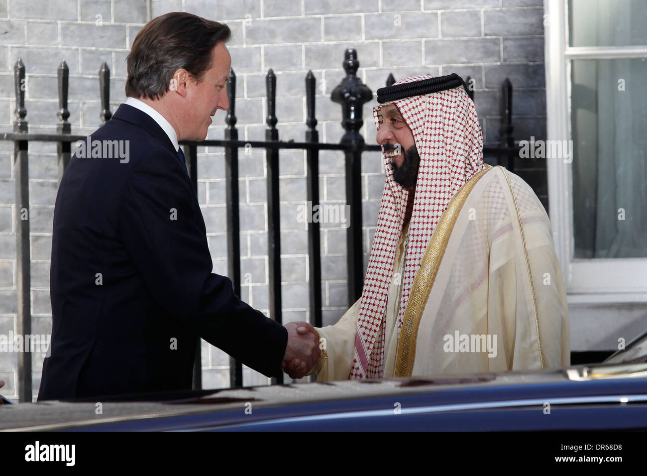 Emirats arabes unis (EAU) Le président Cheikh Khalifa Al-Nahyan (R) est accueilli par le Premier ministre britannique David Cameron (L) à 10 Banque D'Images