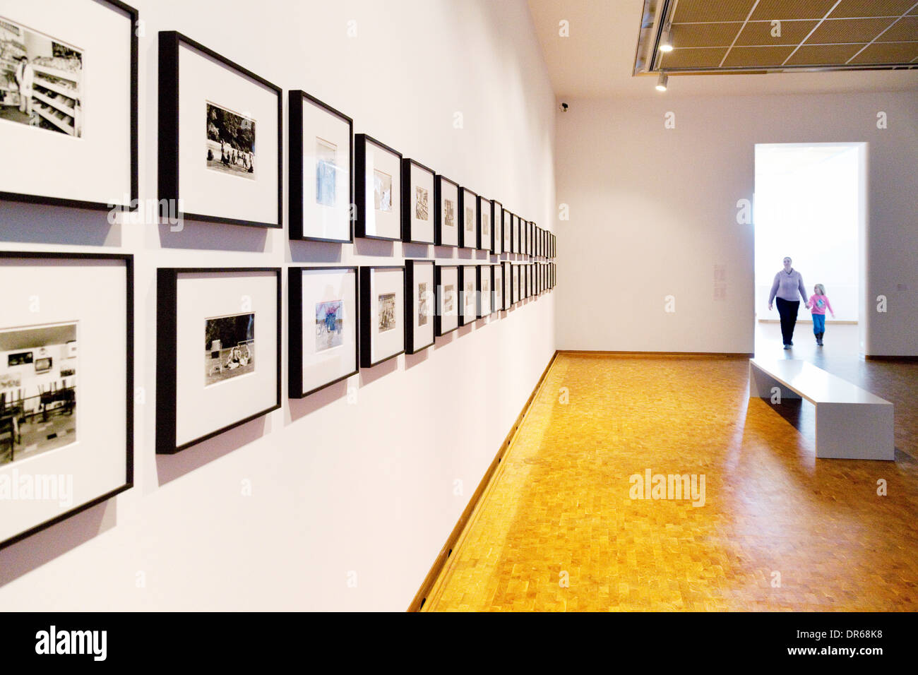 Une mère et son enfant visiter le musée d'Art Moderne Ludwig, Cologne Allemagne Banque D'Images