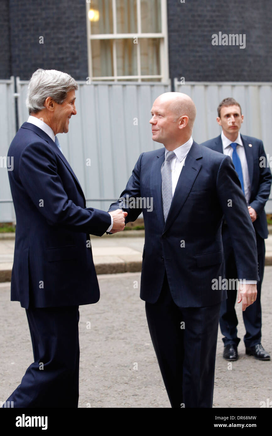 Le secrétaire d'Etat américain John Kerry (L) et son homologue britannique William Hague (R) à l'extérieur numéro 10 Downing Street Banque D'Images