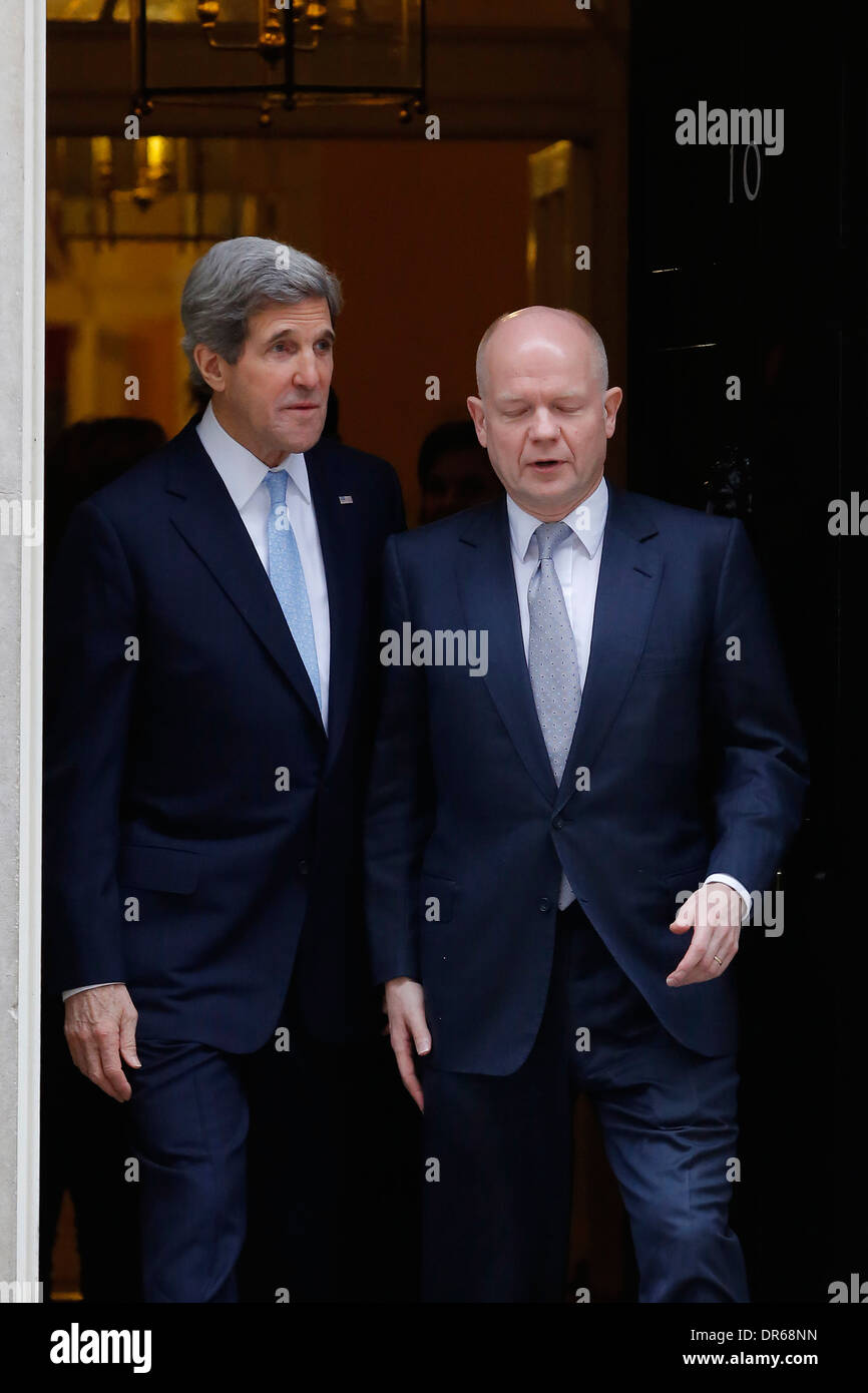 Le secrétaire d'Etat américain John Kerry (L) et son homologue britannique William Hague (R) à l'extérieur numéro 10 Downing Street Banque D'Images