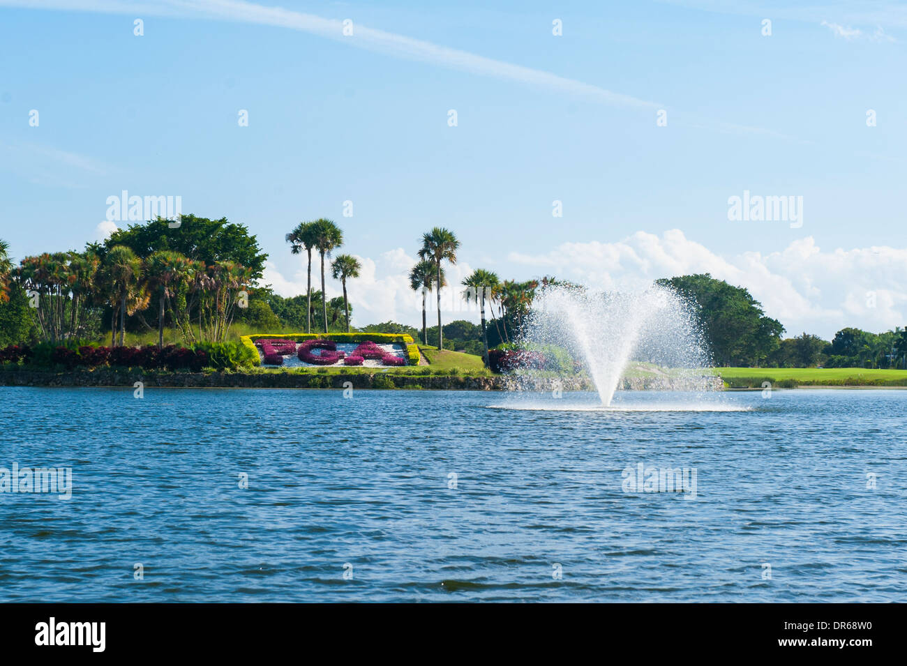 USA Florida PGA National Golf Course Palm Beach Gardens disposent d'eau du lac fontaine ciel bleu arbres fleurs gazon Banque D'Images