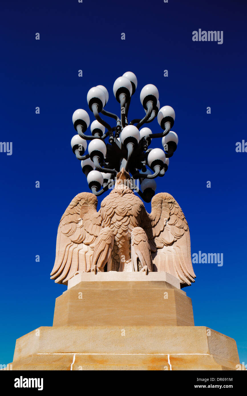 Les lampes de la rue antique de Philadelphie se tiennent sur un aigle sur la famille Norman Cohn, Market Street Bridge, ville de Philadelphie Banque D'Images