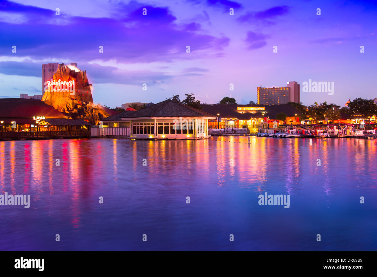 Vue de la nuit de Downtown Disney Walt Disney World Village de Lake Buena Vista, Floride le 2 septembre 2013. Banque D'Images