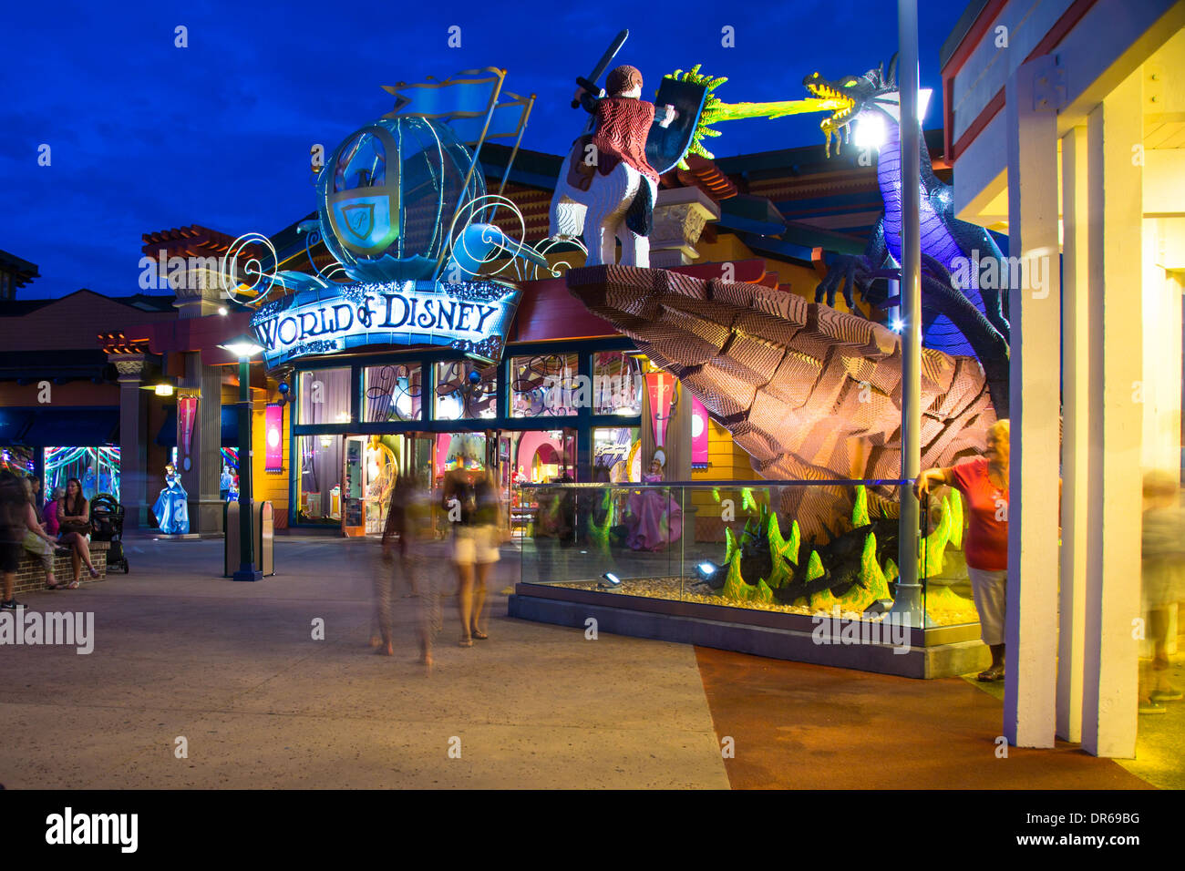 Vue de la nuit de Downtown Disney Walt Disney World Village de Lake Buena Vista en Floride avec les visiteurs présents le 2 septembre 2013. Banque D'Images