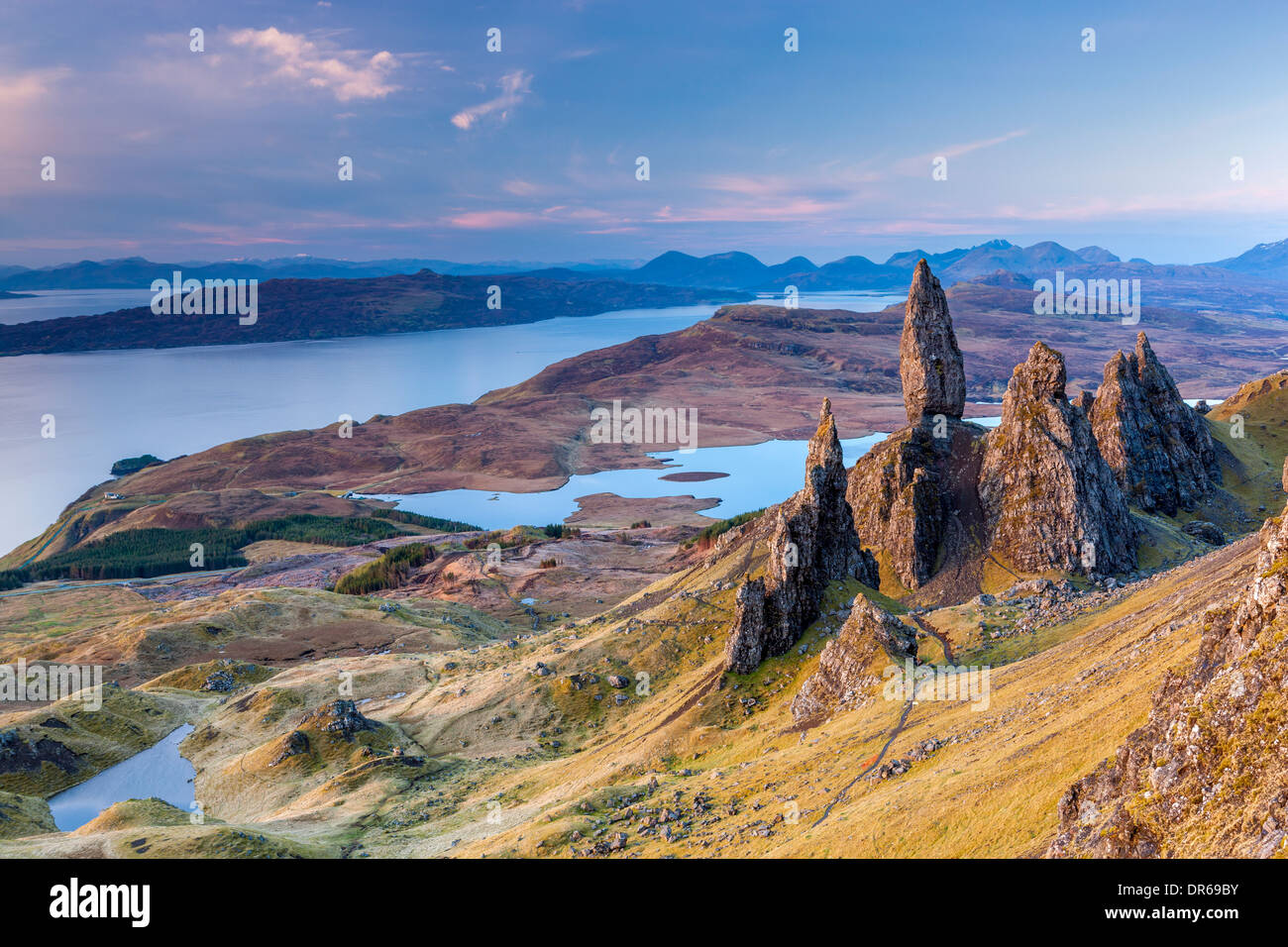 Le vieil homme de Storr, surplombant le Loch Leathan et son de Raasay, île de Skye, Hébrides intérieures, Écosse, Royaume-Uni, Europe. Banque D'Images