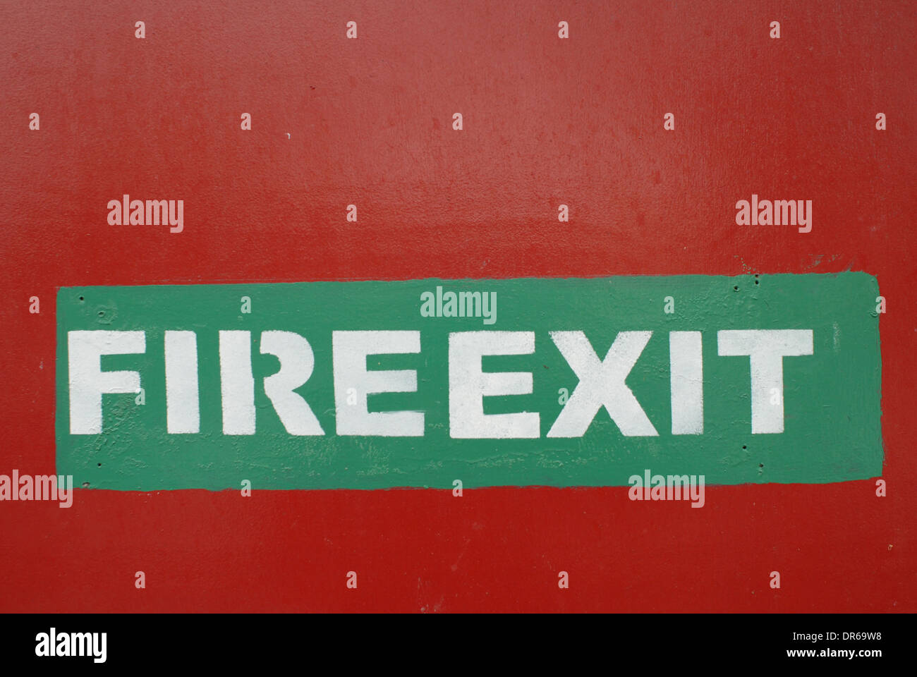 Peint rouge vert et blanc fire exit sign. Banque D'Images
