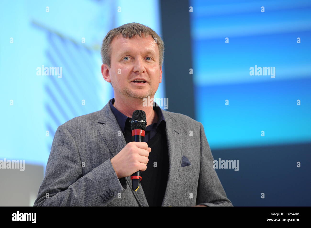 MUNICH/ALLEMAGNE - le 20 janvier : Jochen Wegner (ZEIT ONLINE) parle sur le podium au cours de la vie numérique Design (DLD) conférence à l'HVB Forum le 20 janvier 2014 à Munich, Allemagne. DLD est un réseau mondial sur l'innovation, de la numérisation, de la science et de la culture qui relie des créatifs, et les leaders sociaux, qui font l'opinion et les influenceurs pour conversation croisé et d'inspiration. (Photo : photo alliance / Jan Haas) Banque D'Images