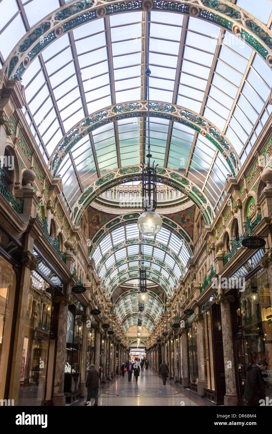 Fermes de toit en fer forgé segmentaire ornées vues depuis l'intérieur de County Arcade, Victoria Quarter, Leeds. Banque D'Images