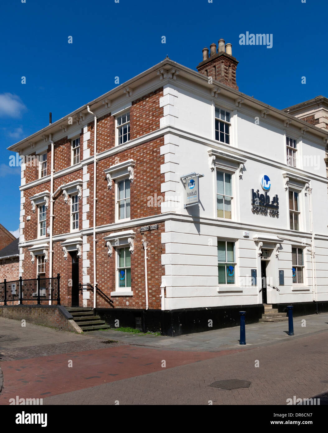 Immeuble ancien avec façade ornée de briques rouge collé flamand avec des en-têtes, High Street Soins dentaires, Melton Mowbray. Banque D'Images
