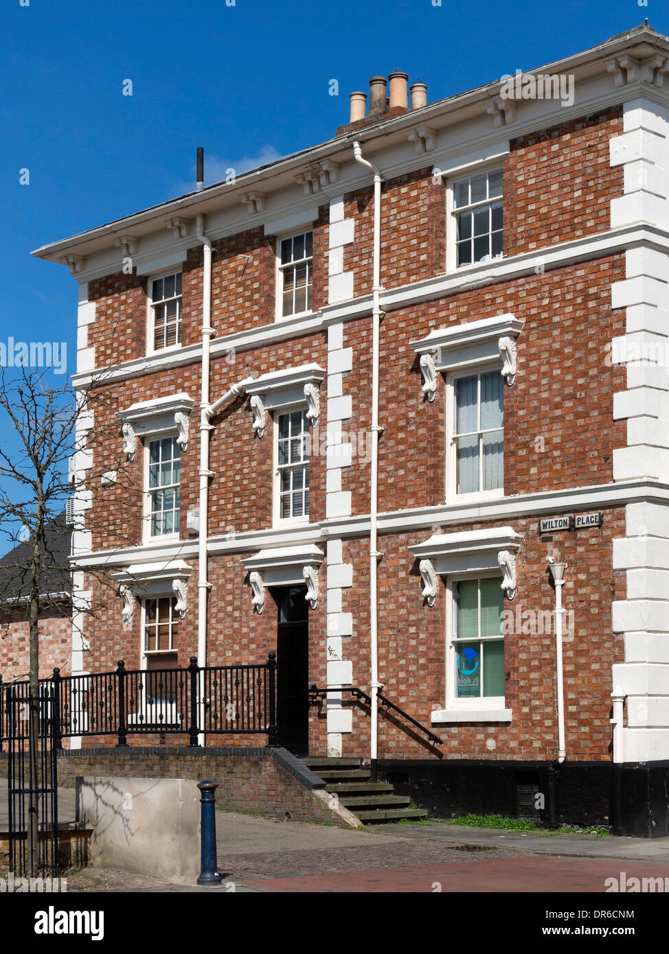 Immeuble ancien avec façade ornée de briques rouge collé flamand avec des en-têtes, High Street Soins dentaires, Melton Mowbray. Banque D'Images