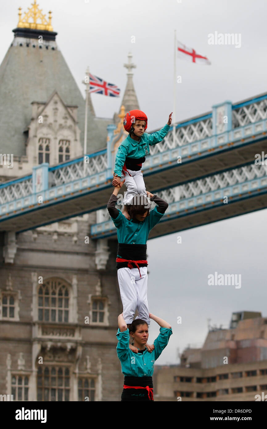 Une séance de photos pour la première 'performance' Tour des potiers au champs, le Tower Bridge à Londres, Grande-Bretagne Banque D'Images