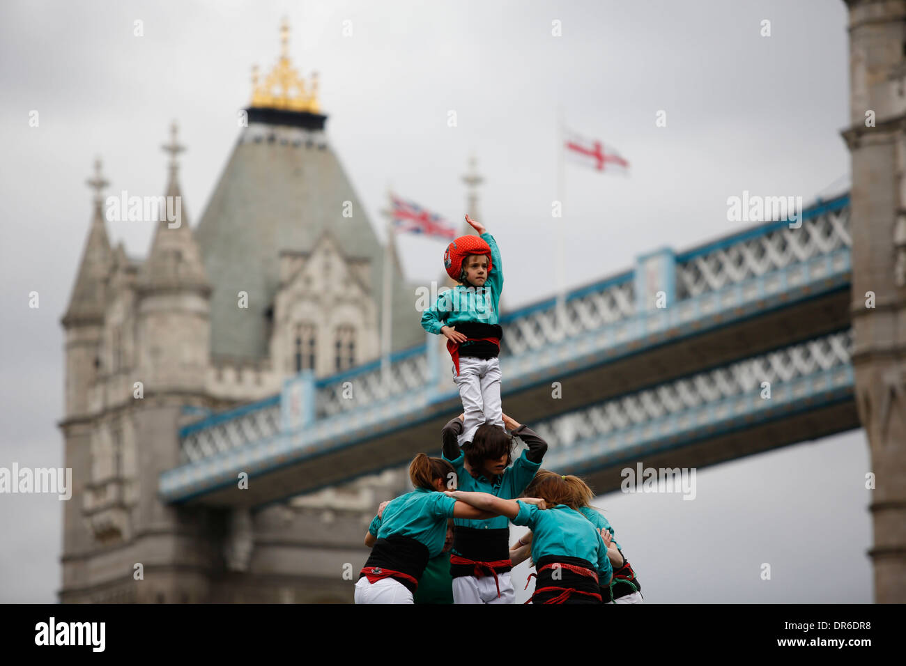Une séance de photos pour la première 'performance' Tour des potiers au champs, le Tower Bridge à Londres, Grande-Bretagne Banque D'Images