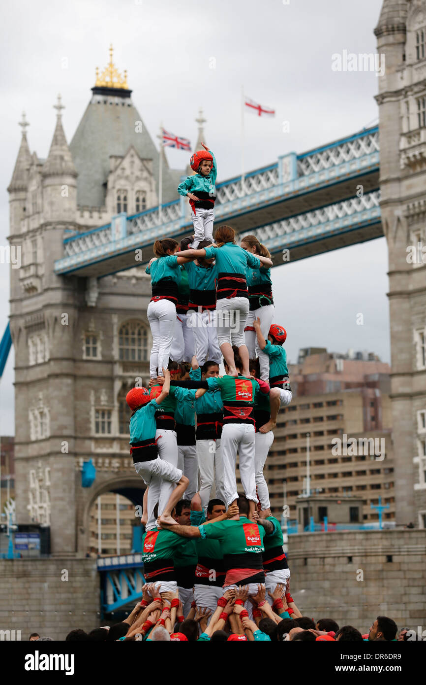 Une séance de photos pour la première 'performance' Tour des potiers au champs, le Tower Bridge à Londres, Grande-Bretagne Banque D'Images