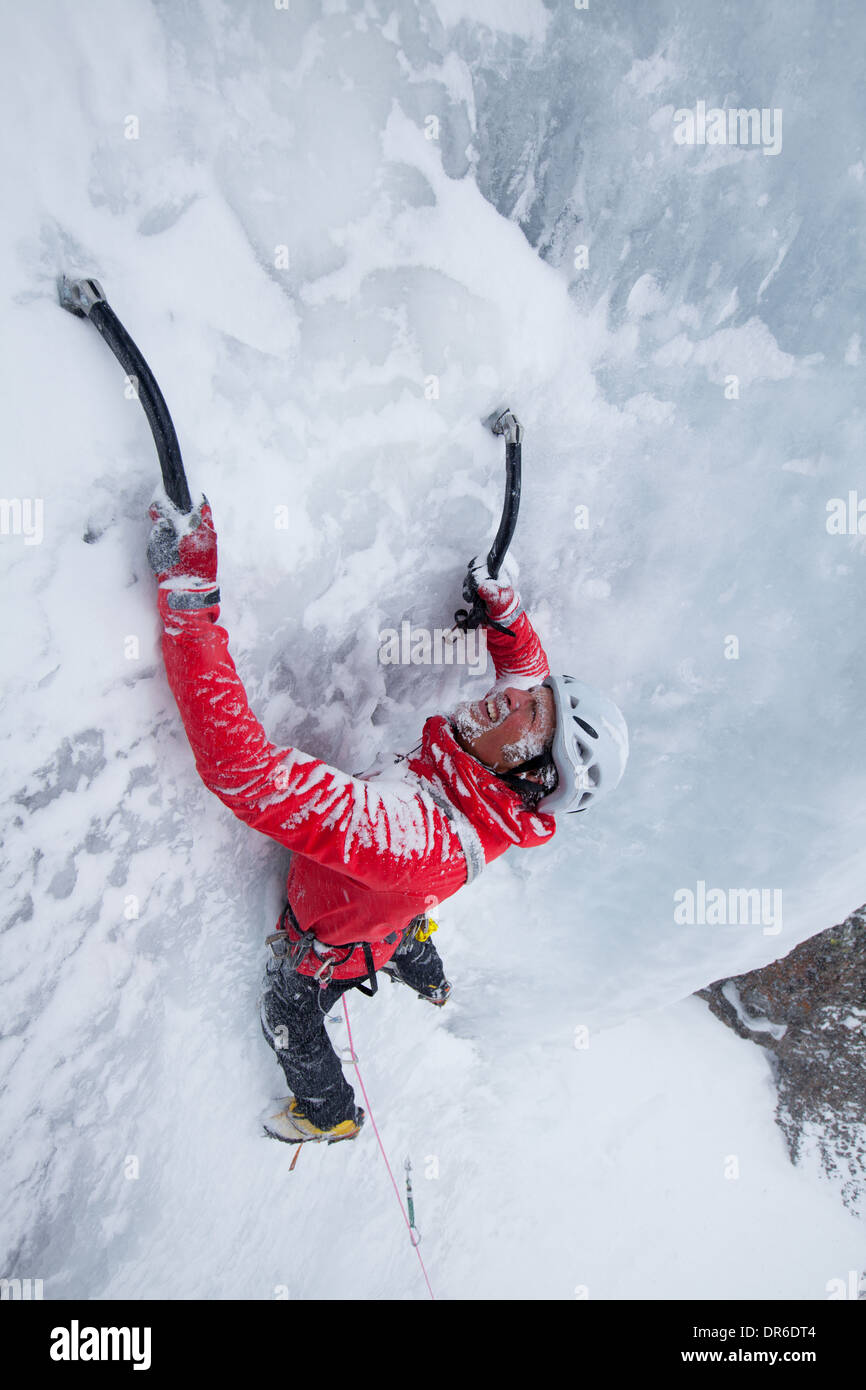 Escalade sur glace Falaise rouge Banque D'Images