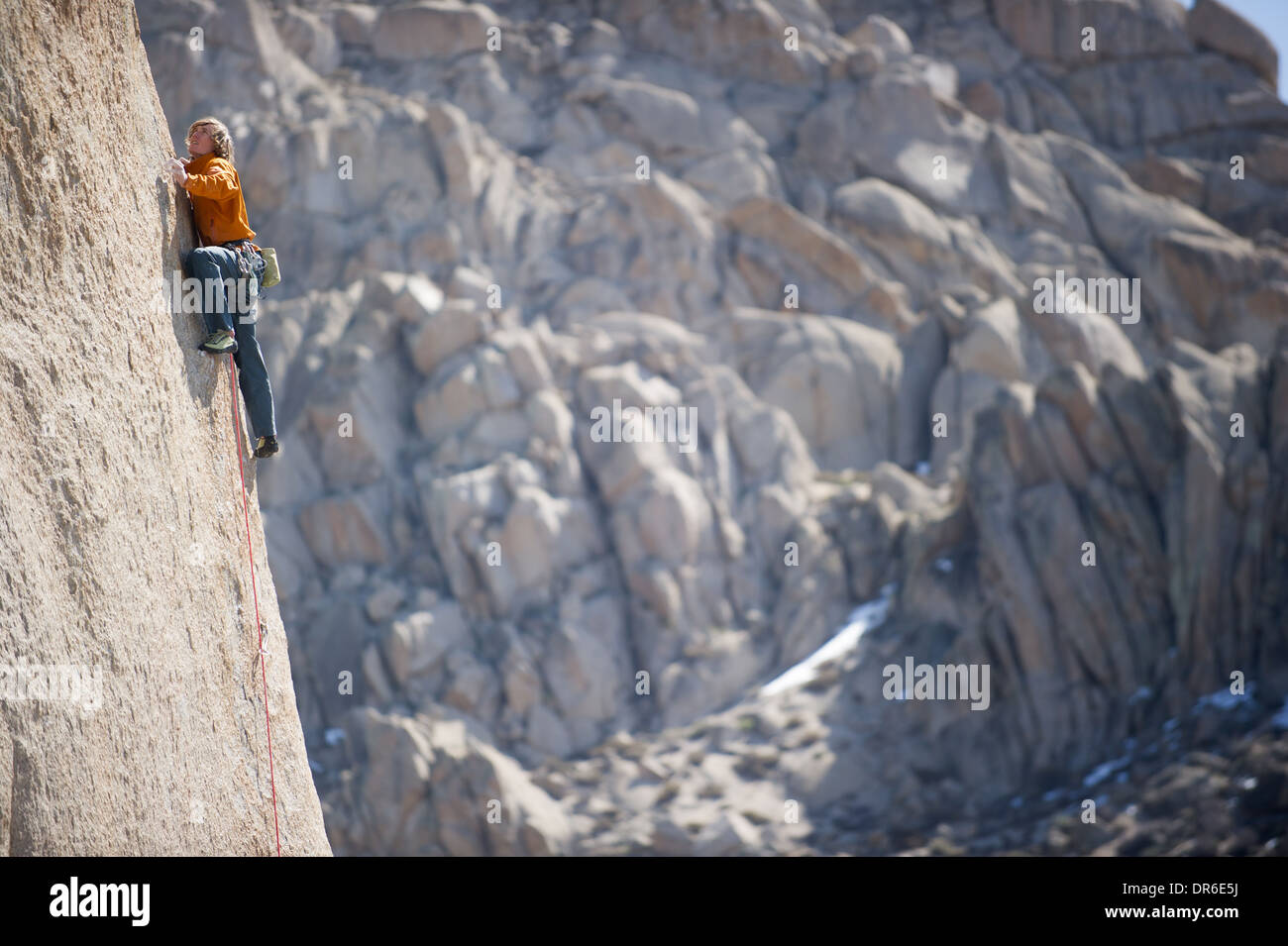 Un homme grimpe sport à Bishop, en Californie. Banque D'Images