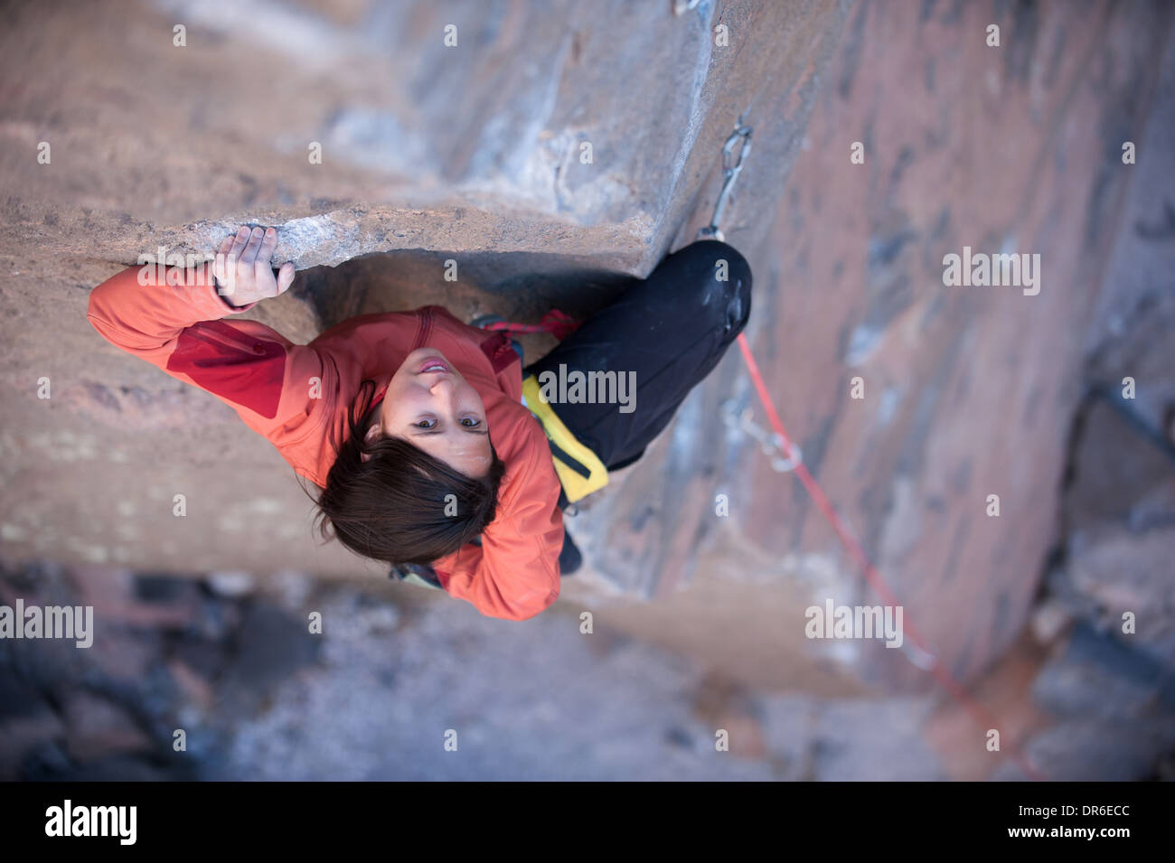 Une femme superbe escalade (10b) dans la région de Owens River Gorge, Évêque, en Californie. Banque D'Images