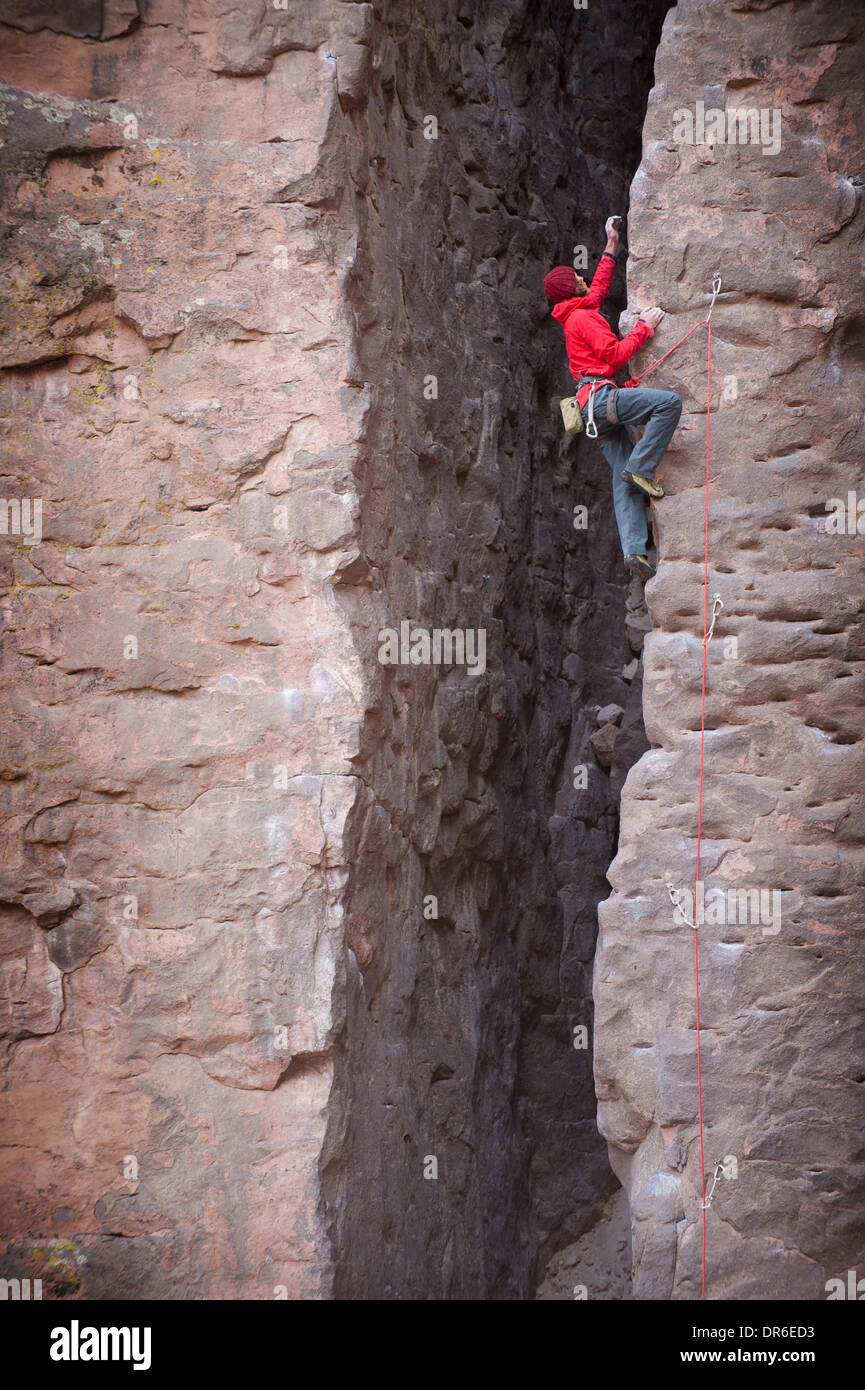Un homme grimpe superbe (10b) dans la région de Owens River Gorge, Évêque, en Californie. Banque D'Images