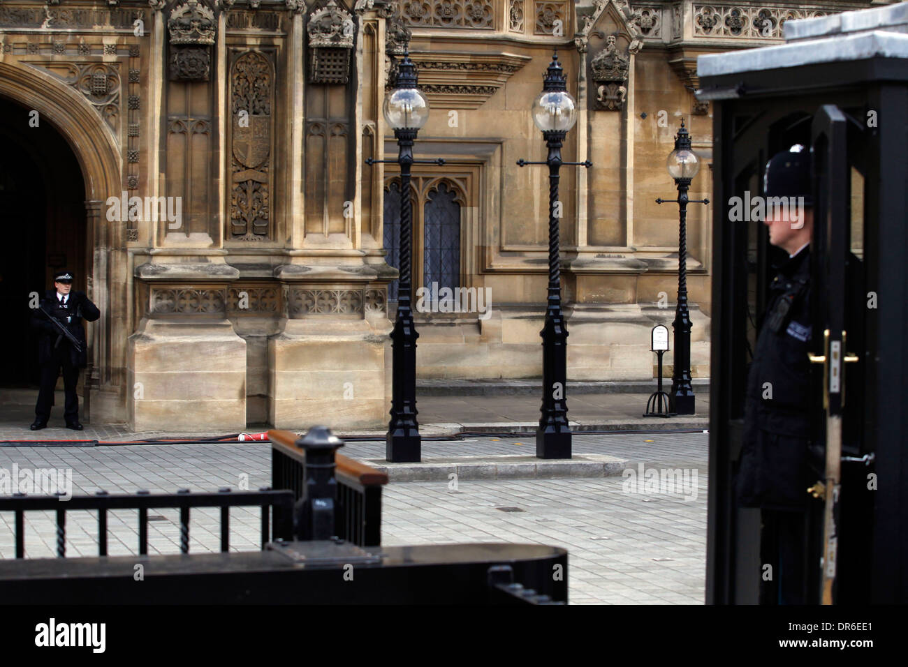 Les agents de police mener un ratissage de sécurité au Parlement avant les funérailles de l'ancien premier ministre Margaret Thatcher sur Avril Banque D'Images