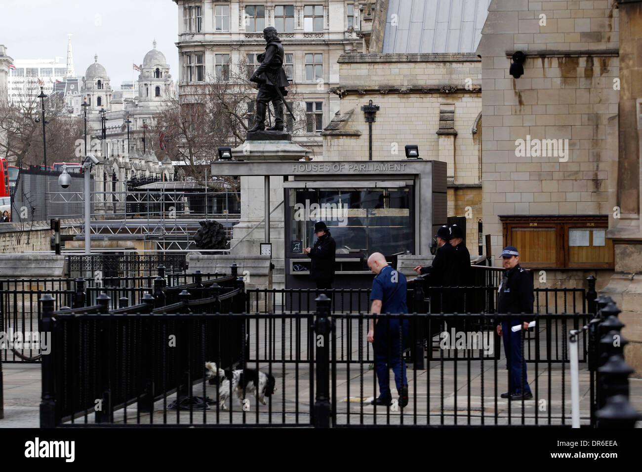 Les agents de police mener un ratissage de sécurité au Parlement avant les funérailles de l'ancien premier ministre Margaret Thatcher sur Avril Banque D'Images