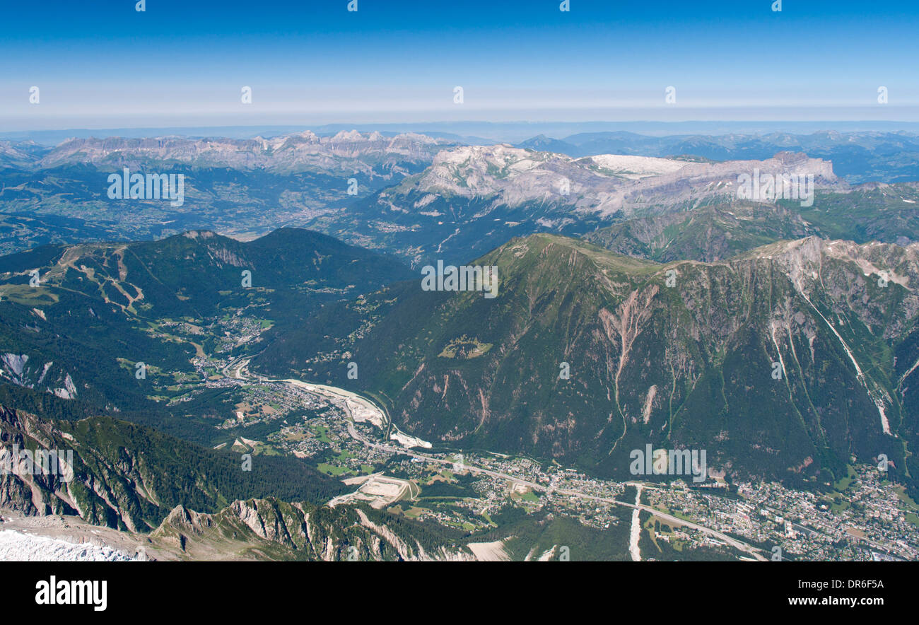 Vue sur la vallée de Chamonix vers Servoz de l'Aiguille du Midi (3842 m) dans le massif du Mont Blanc, dans les Alpes Françaises Banque D'Images