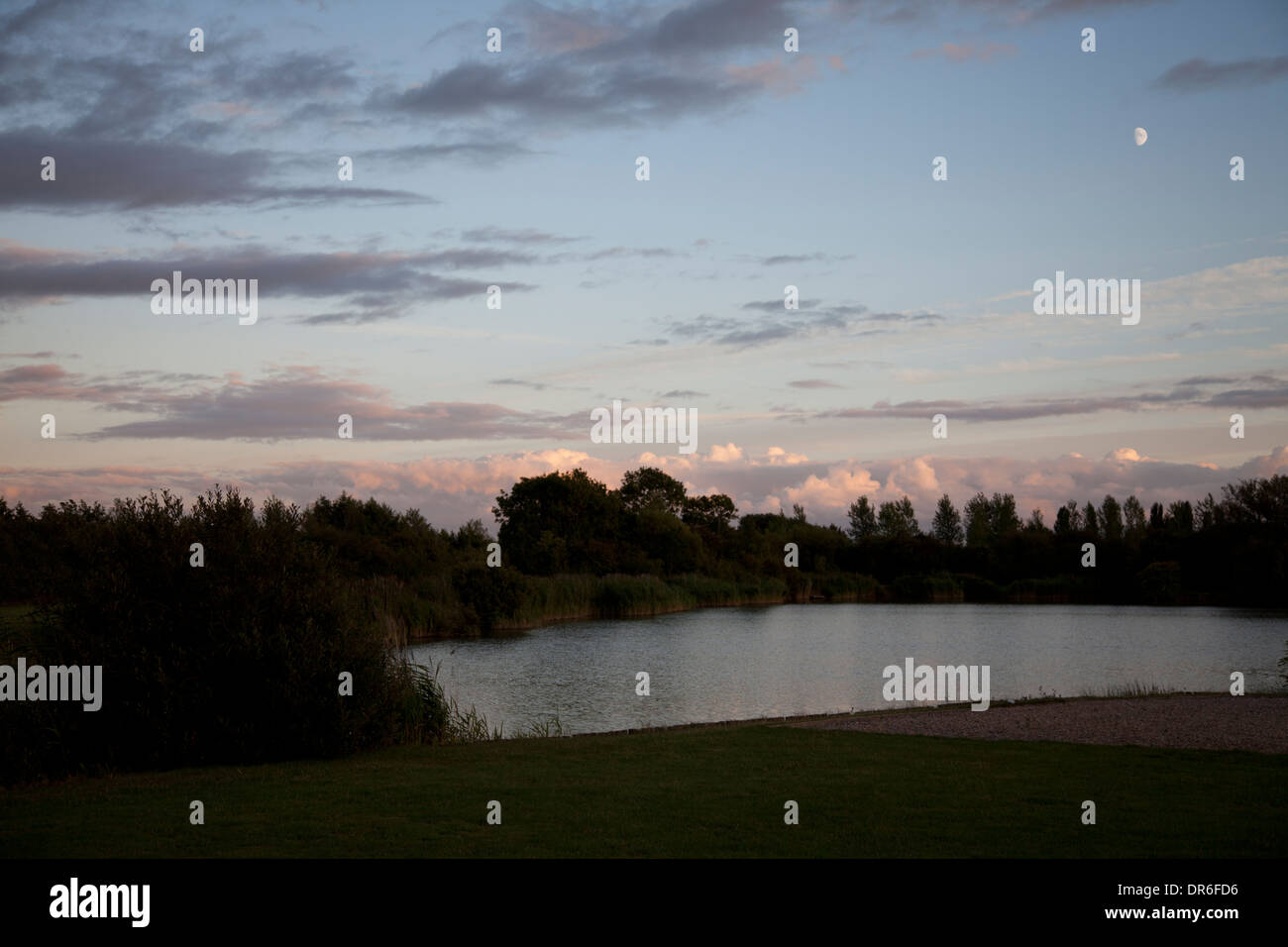 Le crépuscule du soir à des lacs, Chilton Trinity, Somerset, Angleterre Banque D'Images