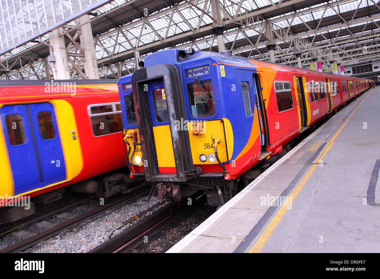 Les trains du sud-ouest de train à la gare de Waterloo, Londres, Angleterre, Royaume-Uni Banque D'Images