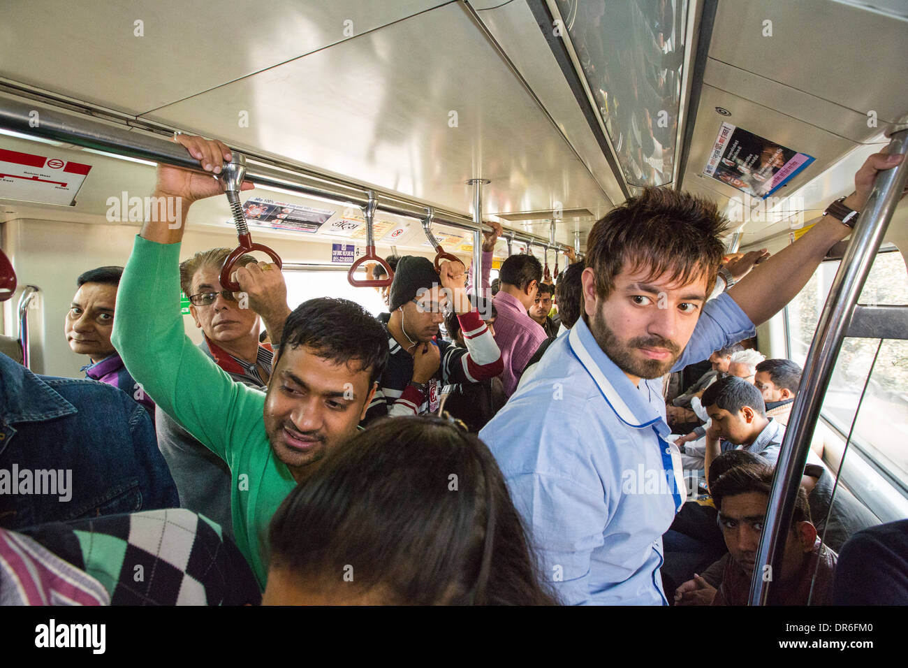 Les banlieusards dans un wagon de chemin de fer sur le métro de Delhi, Delhi, Inde. Banque D'Images