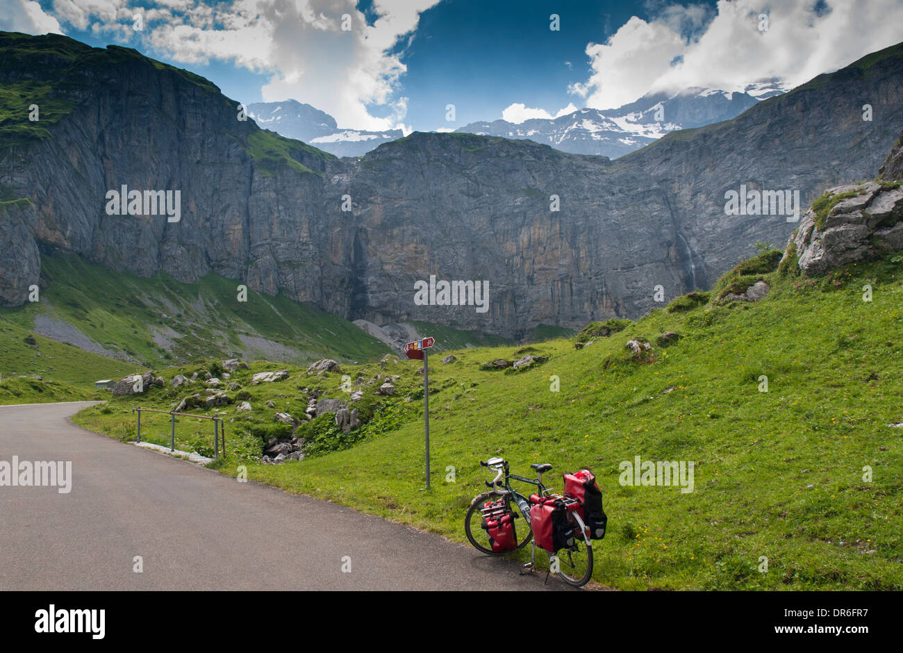 Dawes Galaxie touring vélo avec les sacoches sur la route jusqu'au sommet du col du Klausen (1952m) dans les Alpes Suisses Banque D'Images