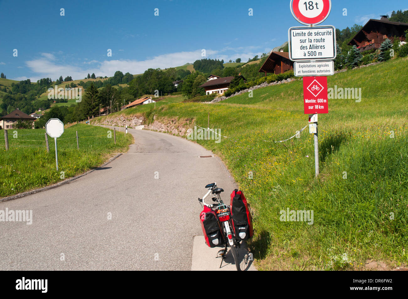Dawes Galaxie touring moto avec valises à côté du signe de l'ascension de halte d'Allières près de Montbovon en Suisse Banque D'Images