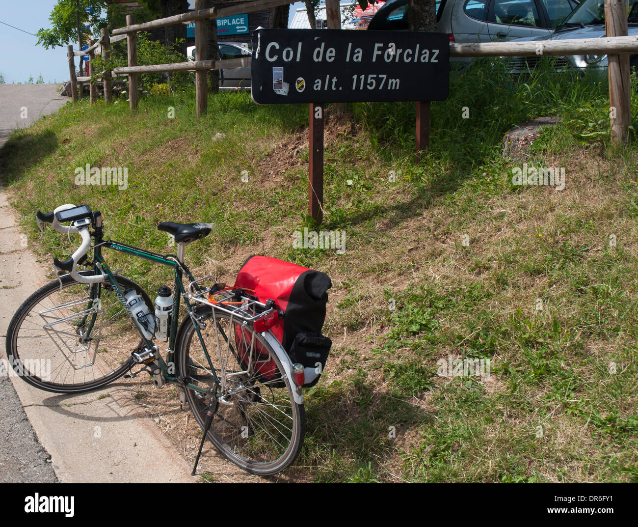 Dawes Galaxie touring moto avec valises à côté du signe de sommet du col de la Forclaz (1157m) près d'Annecy en France Banque D'Images