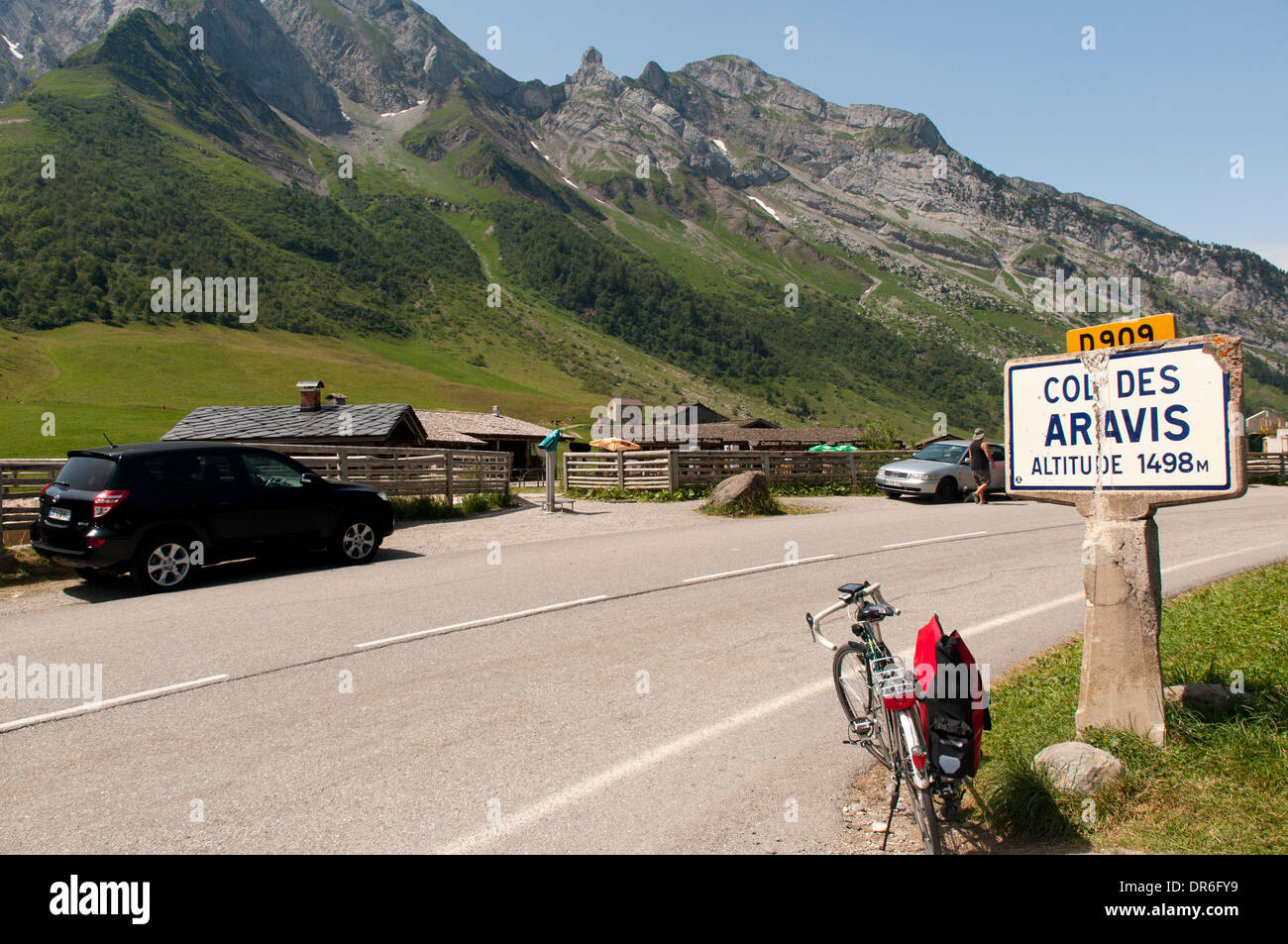 Dawes Galaxie touring moto avec valises à côté du signe de sommet du Col des Aravis (1498m) près d'Annecy en France Banque D'Images