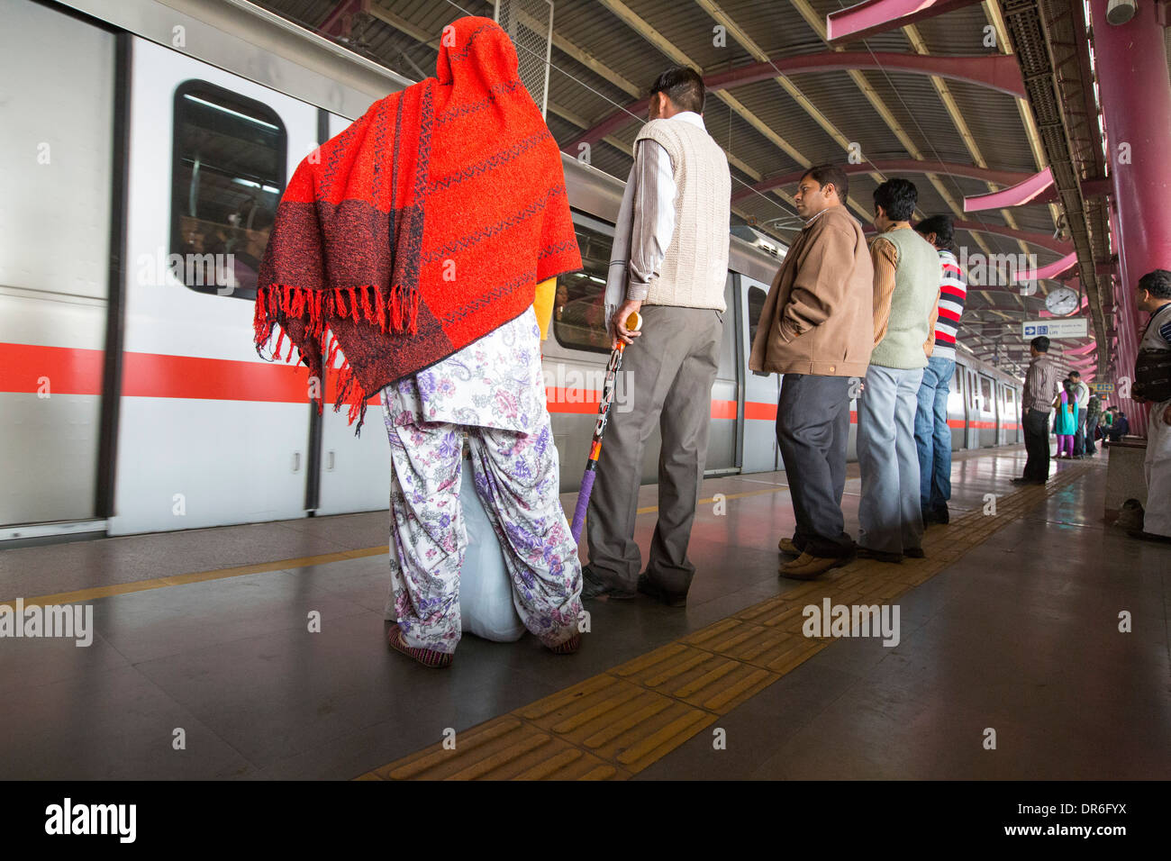 Une station platfrom sur le métro de Delhi, Delhi, Inde. Banque D'Images