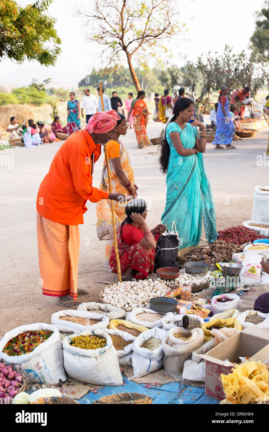 L'homme indien de mendier de la nourriture et de l'argent à un marché de rue. Puttaparthi, Andhra Pradesh, Inde Banque D'Images