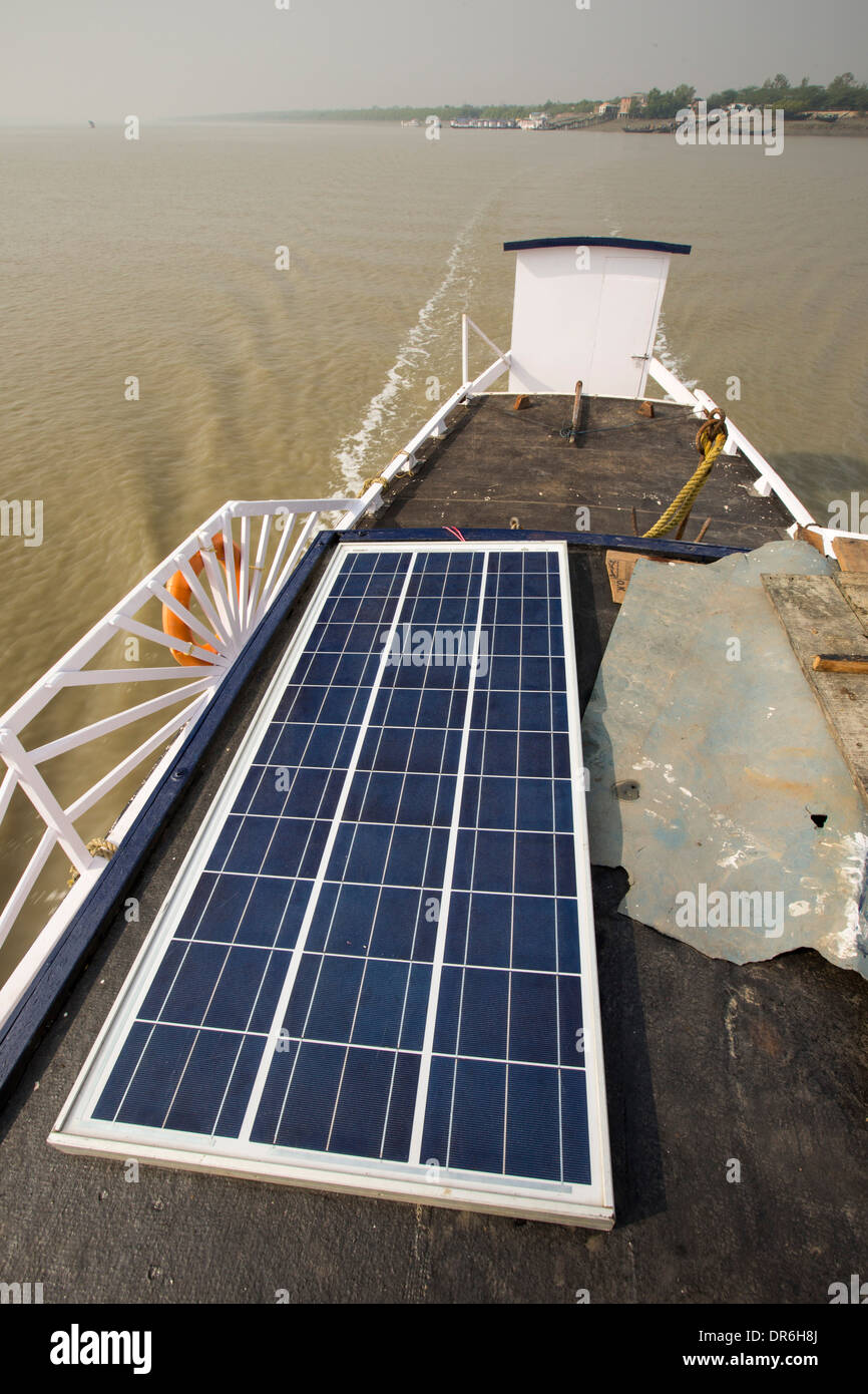 Navires transportant des personnes et des biens dans les Sunderbans, une zone de basse altitude du delta du Gange dans l'Est de l'Inde, qui est très vulnérable à la montée du niveau de la mer, avec un panneau solaire pour produire de l'électricité. Banque D'Images