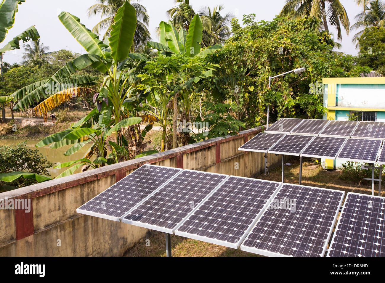 Un projet du WWF à fournir de l'électricité à une île isolée dans les Sunderbans, une zone de basse altitude du delta du Gange dans l'Est de l'Inde, qui est très vulnérable à la montée du niveau de la mer. Avant ce projet, les agriculteurs de subsistance n'avait pas accès à l'électricité Banque D'Images