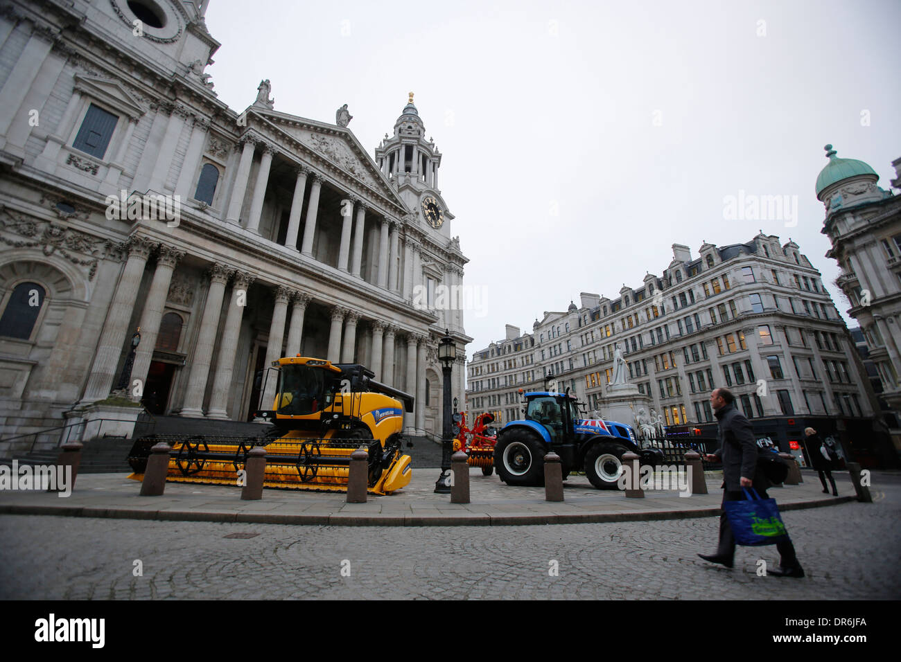 Full-size New Holland moissonneuse-batteuse et un tracteur parc devant la Cathédrale St Paul à Londres Grande-bretagne 16 Janvier 2013 Banque D'Images