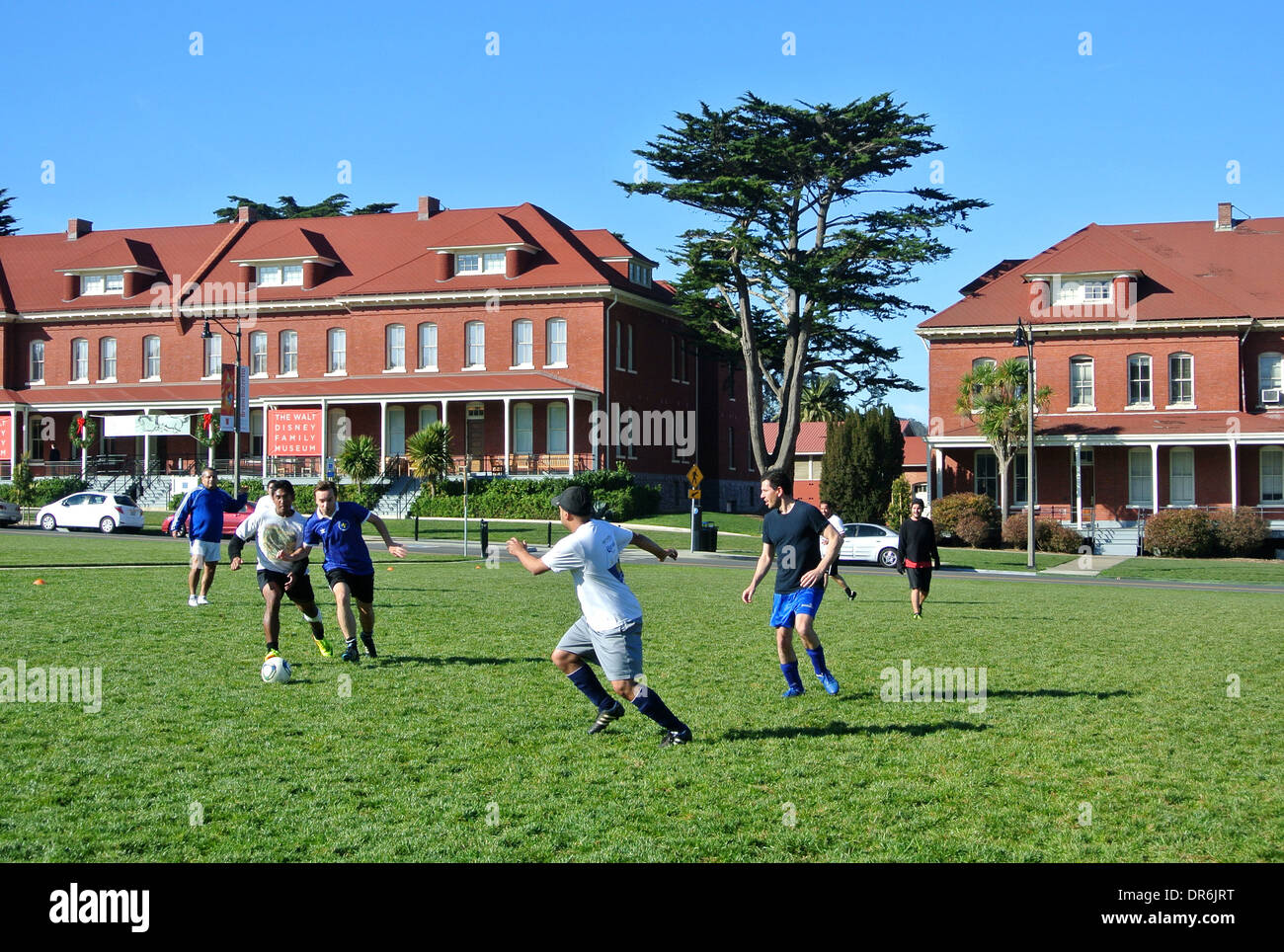 Les jeunes hommes adultes jouer au soccer au Presidio de San Francisco de parade Banque D'Images