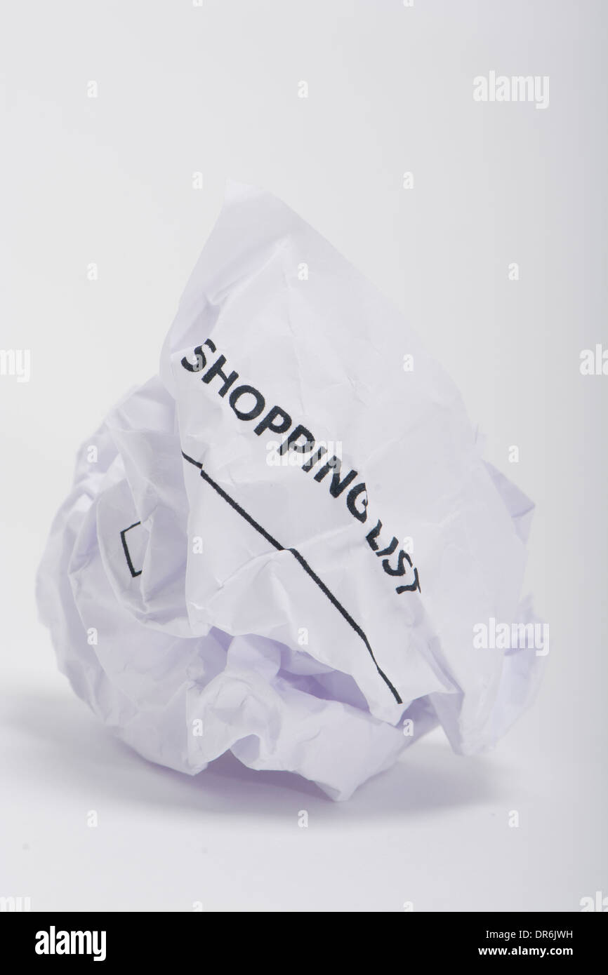 Une liste de courses sur une boule de papier froissé Banque D'Images