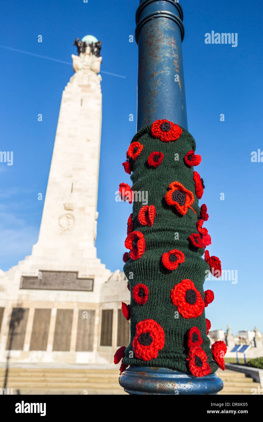 En bonneterie et tricoté main coquelicots rouges sur un lampadaire en face de l'extension, mémorial naval de Portsmouth Clarence, Boulevard front de mer de Southsea, Portsmouth, Hants Banque D'Images