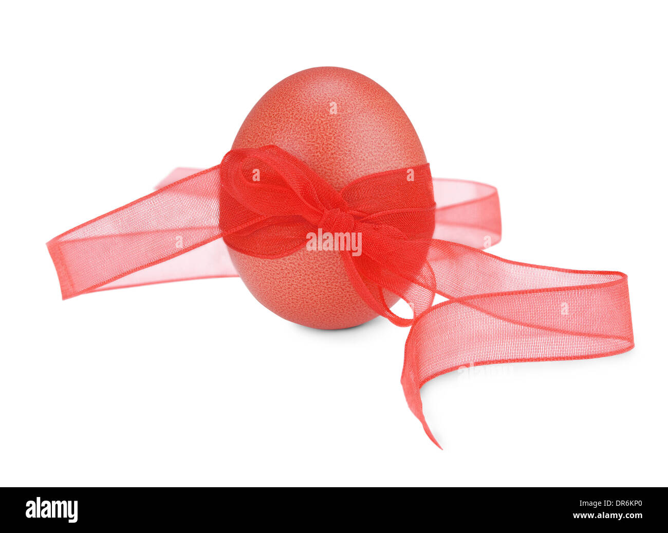 Oeuf de Pâques rouge avec un ruban rouge isolé sur fond blanc Banque D'Images